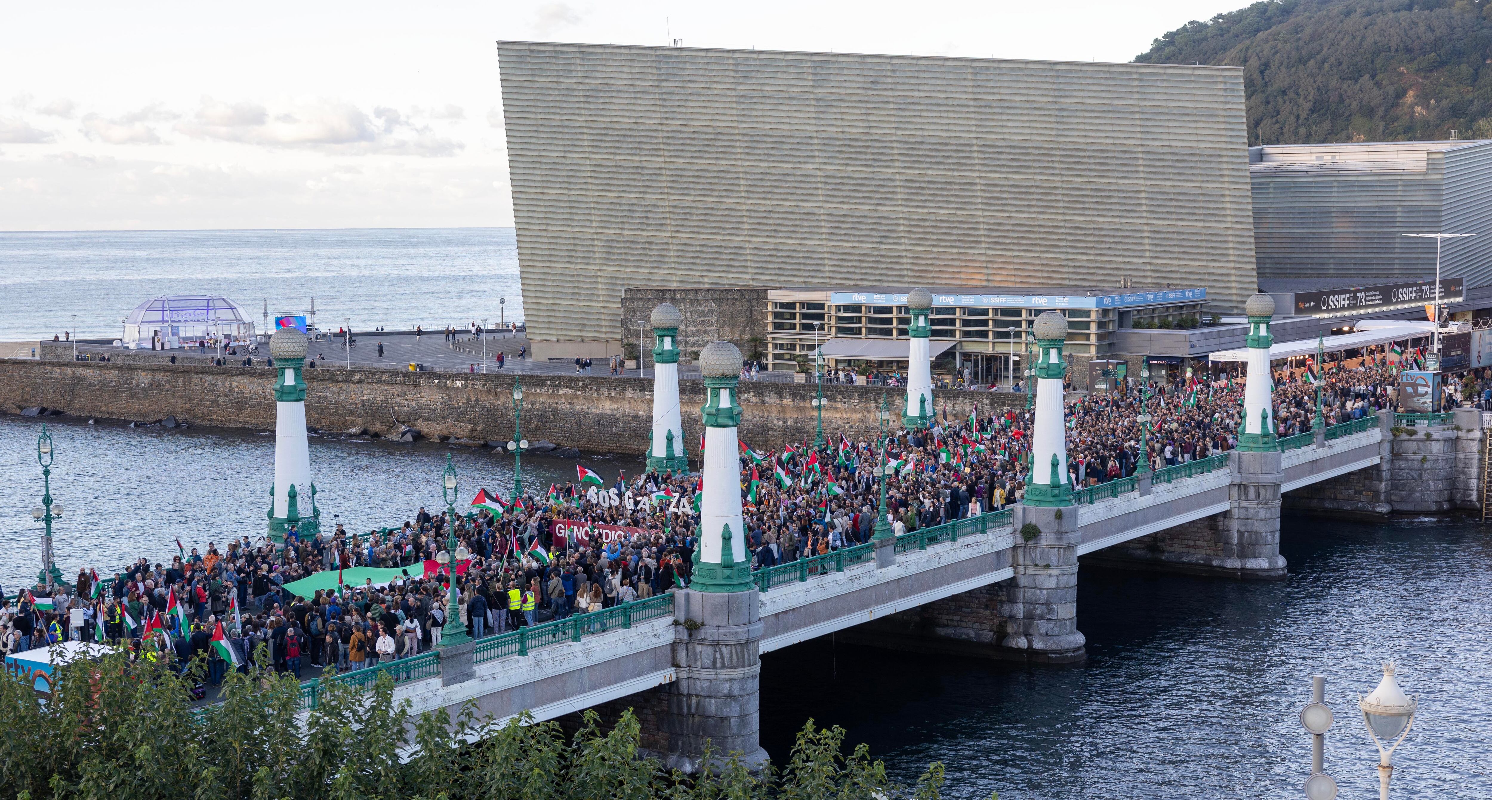 Cruce de la manifestación del puente sobre el Urumea, con el Kursaal al fondo.
