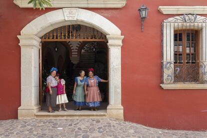 La familia Mendoza en la puerta de su restaurante.