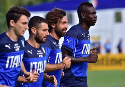 Darmian, Candreva, Pirlo y Balotelli, entrenándose.