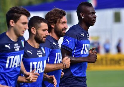 Darmian, Candreva, Pirlo y Balotelli, entren&aacute;ndose.