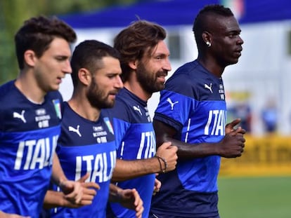 Darmian, Candreva, Pirlo y Balotelli, entren&aacute;ndose.