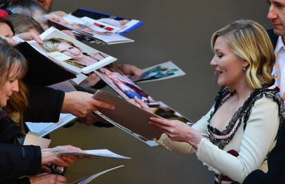 La actriz estadounidense Kirsten Dunst, firma autógrafos a su llegada a la presentación de la película 'Midnight Special', el 12 de febrero de 2016.