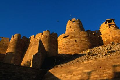 Como un castillo de arena en los desiertos de Rajastán, la ciudadela de Jaisalmer, del siglo XII, parece más sueño que realidad. En esta enorme fortificación de arenisca dorada se celebra el Festival del Desierto: carreras de camellos, partidos de polo (en camello), música popular o el famoso concurso de Míster Desierto.