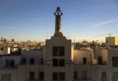 Por el templete que sostiene el Romano, en Gran Vía 60, se cuelan los rayos del sol el 21 de marzo. Da fe de ello el conserje del edificio, que fue testigo de ello.