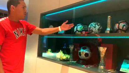 Carlos Bacca, delantero del Villarreal CF, enseña el museo deportivo que tiene en su hogar en el programa LaLiga QuédateEnCasa.