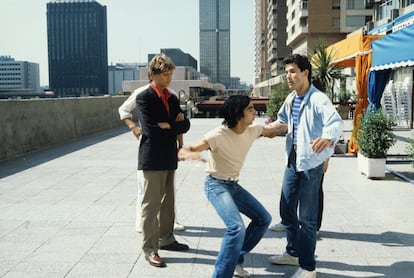 El cantante Antonio Flores (centro) y Quique San Francisco (izquierda), durante el rodaje de la película 'Colegas', del director Eloy de la Iglesia, en junio de 1982.