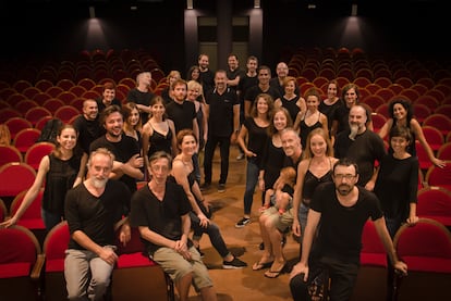 Foto de grupo del equipo del Pavón Kamikaze posa antes de la primera función en el teatro en 2016.