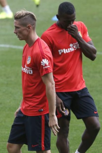 Torres y Jackson , durante un entrenamiento del Atlético.