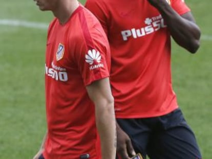 Torres y Jackson , durante un entrenamiento del Atlético.