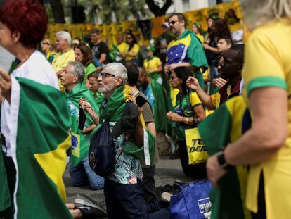 Un grupo de personas reza en la playa de Copacabana, en Río de Janeiro, el pasado 7 de septiembre, en la celebración de la Independencia brasileña.