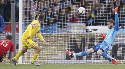 De Gea salva con el pie una ocasión de Ucrania.
