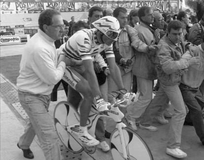 El ciclista Miguel Induráin en el momento de abandonar la prueba del récord de la hora en el velódromo Luis Carlos Galán de Colombia, al no conseguir batir el récord, el 15 de octubre de 1995.