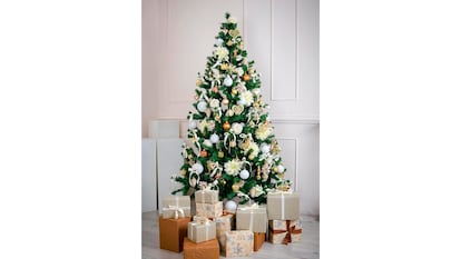 Árvore de natal em fundo branco