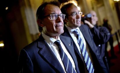 Artur Mas y Josep Rull, secretario de Organización de CDC, ayer en los pasillos del Parlament.