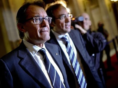 Artur Mas y Josep Rull, secretario de Organizaci&oacute;n de CDC, ayer en los pasillos del Parlament.