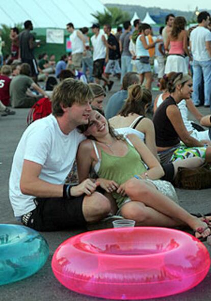 Una pareja a primera hora de ayer en el recinto del FIB.