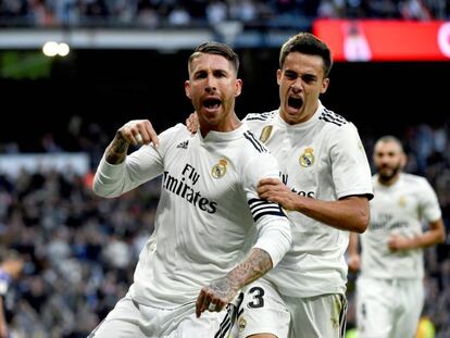 Ramos celebra junto a Reguilón su gol de penalti al Valladolid.