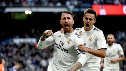 Ramos celebra junto a Reguilón su gol de penalti al Valladolid.