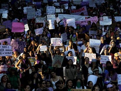 Mujeres participan en la movilización del 8-M en Guadalajara (México), este miércoles.