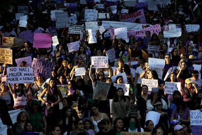 Mujeres participan en la movilización del 8-M en Guadalajara (México)