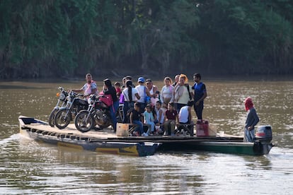 Personas cruzan un ro hacia Venezuela desde Tib, Colombia, luego de ataques guerrilleros en la regin del Catatumbo. 