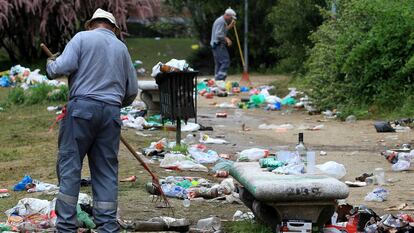 Empleados municipales limpian los restos de un macrobotell&oacute;n