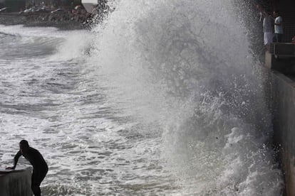 Vista del fuerte oleaje registrado en las playas de la Costa Verde en Lima. Sus costas se vieron afectadas por el fuerte oleaje ocurrido en la madrugada de este sábado. Los oleajes anómalos anunciados para este fin de semana por la Marina de Guerra en las costas peruanas motivaron el cierre de más de 80 puertos e inundaron viviendas y autopistas en Lima y el puerto del Callao.