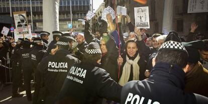 La guardia urbana contiene a los manifestantes ayer en plaza de Sant Miquel.