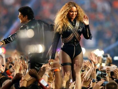 Beyoncé ao lado de Bruno Mars em sua apresentação no Super Bowl 2016.