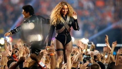 Beyoncé ao lado de Bruno Mars em sua apresentação no Super Bowl 2016.