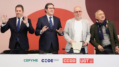 Los líderes de Cepyme, Gerardo Cuerva; de CEOE, Antonio Garamendi; de CC OO, Unai Sordo; y de UGT, Pepe Álvarez, en mayo durante la firma del pacto salarial.