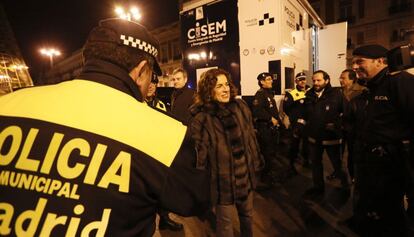 Ana Botella supervisa el inicio de los trabajos de limpieza a cargo de personal de la empresa pública Tragsa, en la Puerta del Sol, durante la huelga de los trabajadores de limpieza viaria y de jardines de la capital, el 16 de noviembre de 2013.