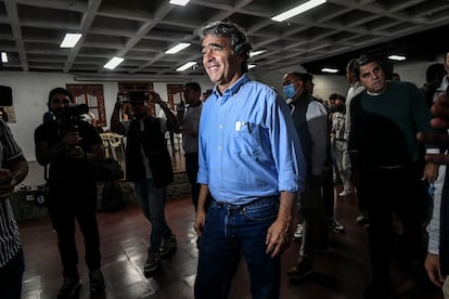 Sergio Fajardo en un centro de votación en Medellín, Colombia.