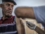 Un palestino recibe la vacuna Sputnik contra el coronavirus en el campo de refugiados Khan Younis en el sur de la Franja de Gaza.