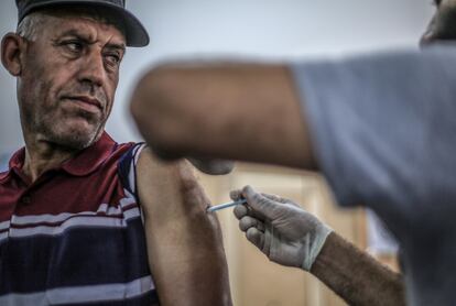Un palestino recibe la vacuna Sputnik contra el coronavirus en el campo de refugiados Khan Younis, en el sur de la franja de Gaza.