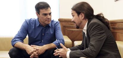 Reunión entre Pedro Sánchez, secretario general del PSOE, y Pablo Iglesias, secretario general de Podemos, el pasado junio.