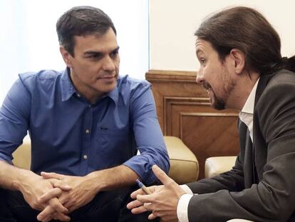 Reunión entre Pedro Sánchez, secretario general del PSOE, y Pablo Iglesias, secretario general de Podemos, el pasado junio.