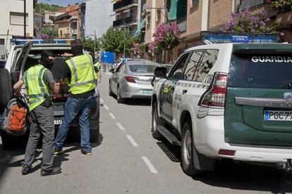 Guardias civiles concluyen el registro en el domicilio de uno de los hermanos El Jelaly.