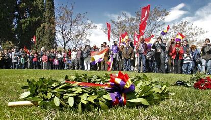 Homenaje a las v&iacute;ctimas de la represi&oacute;n franquista en el Cementerio General de Valencia.