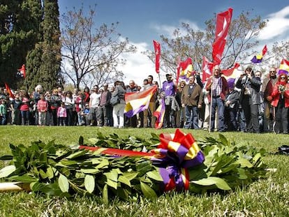 Homenaje a las víctimas de la represión franquista en el Cementerio General de Valencia.
