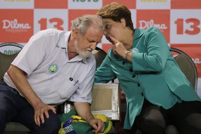 Dilma conversa com o líder do MST, João Pedro Stédile, durante ato de campanha em Brasília, no dia 13.