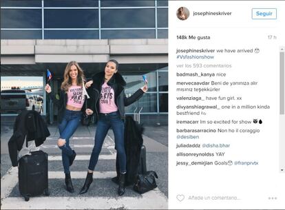 Josephine Skriver, a la izquierda, a su llegada al aeropuerto de París. 