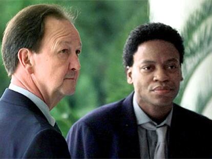 John Lawrence y Tryon Garner, al llegar en 1998 al tribunal estatal de Tejas acusados de sodomía.