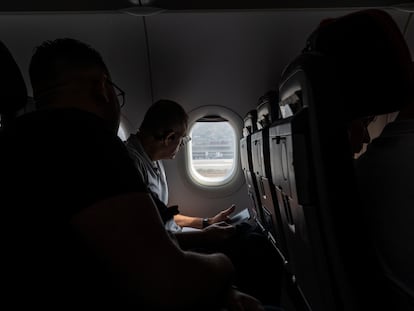 Pasajeros en el vuelo de Avianca que viaja desde Bogotá a Caracas, en el aeropuerto El Dorado, el 1 de febrero del 2024, en Bogotá.