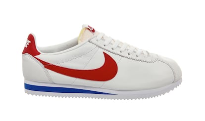 Nike Cortez

El modelo más célebre es el blanco, azul y rojo. Las Nike Cortez son un icono de los años 70, Los Ángeles y las bandas callejeras latinas y afroamericanas que las adoptaron como símbolo en la época. Fueron las zapatillas con las que Forrest Gump fue capaz de recorrerse Estados Unidos de costa a costa y las mismas que llevaba