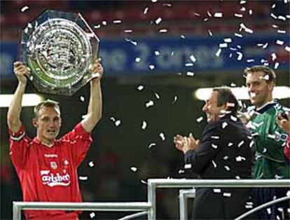 El capitán del Liverpool, Sami Hypia, levanta el <I>Charity Shield</I> ante su técnico Gerrard Houllier.