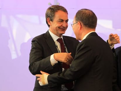El expresidente Zapatero saluda al secretario general de la ONU durante un acto en Río+20.
