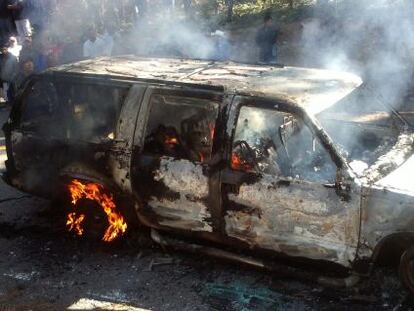 Imagen del coche en el que aparecieron 10 cuerpos calcinados.