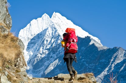 Una excursionista camina por Namche Bazar, puerta de entrada al Himalaya.