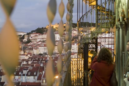 El ascensor de Santa Justa lisboeta (1902), con la vista hacia el castillo de San Jorge. Une las zonas de la Baixa Pombalina y el Chiado.